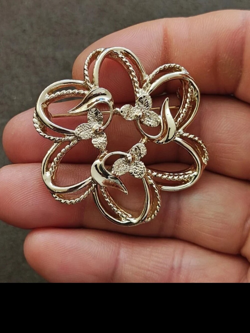 1974 Signed Sarah Coventry Gold Tone Fleurette Brooch